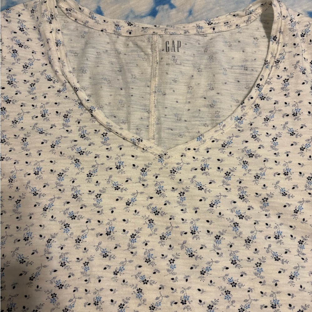 GAP V-Neck Boho Tee Bundle - Picture 2 of 6